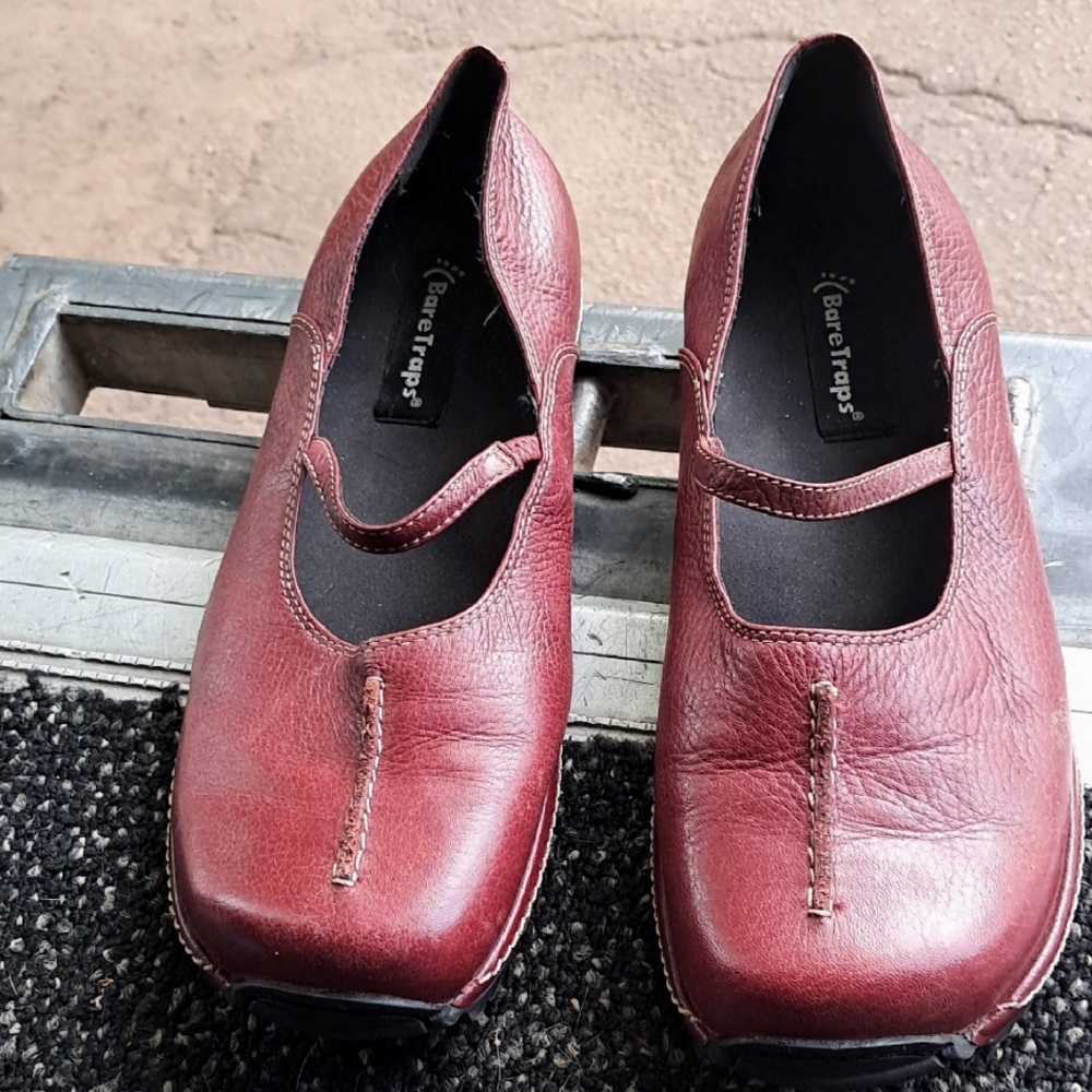 BareTraps Red Flats with Textured Leather and Strap Size 9.5M Randy **LIKE NEW**